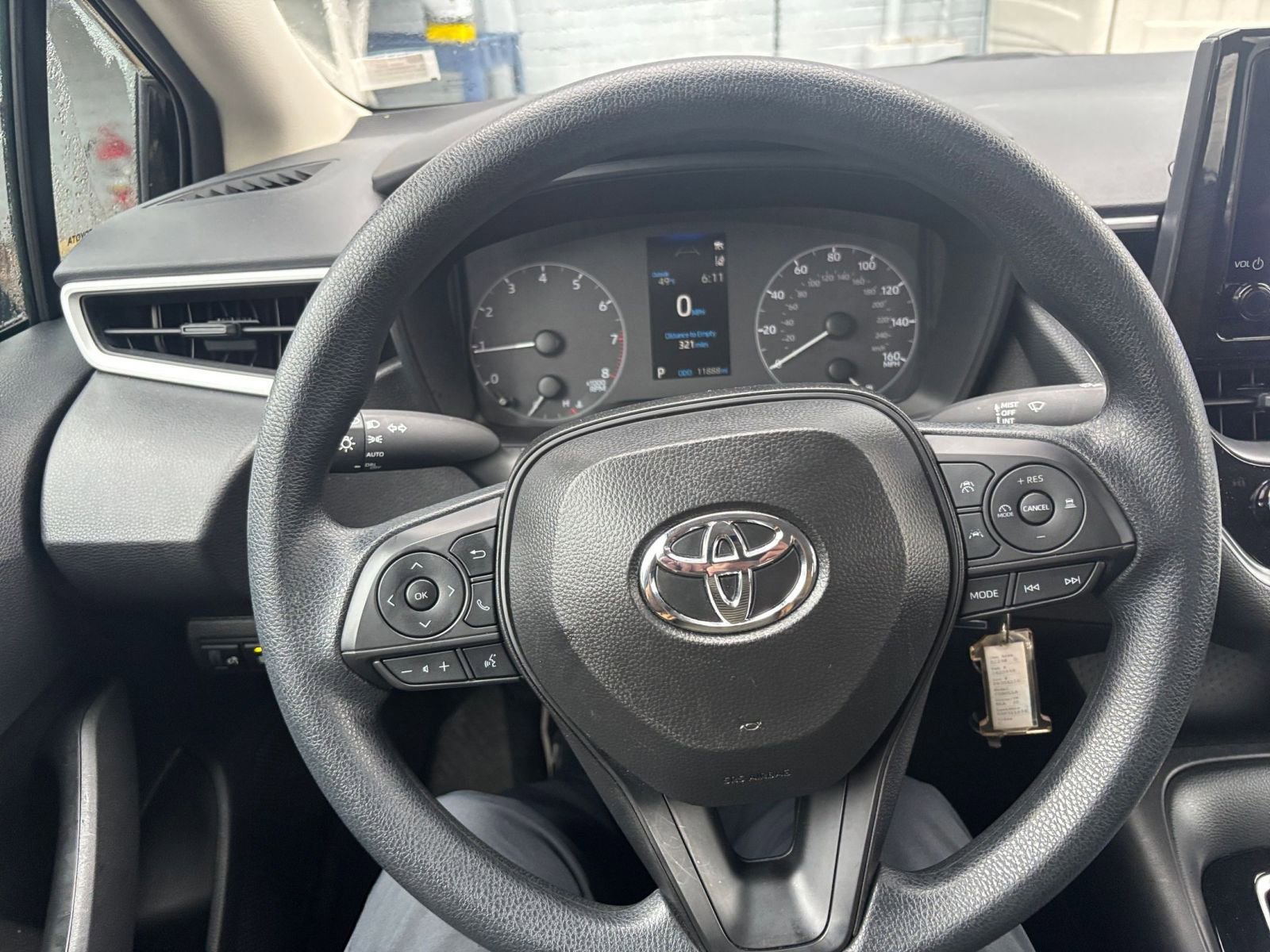 Used 2025 Toyota Corolla LE image 32