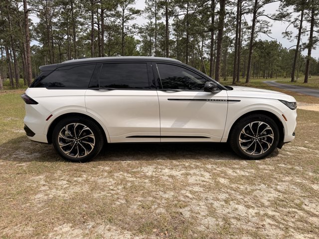 Used 2025 Lincoln Nautilus Reserve image 6