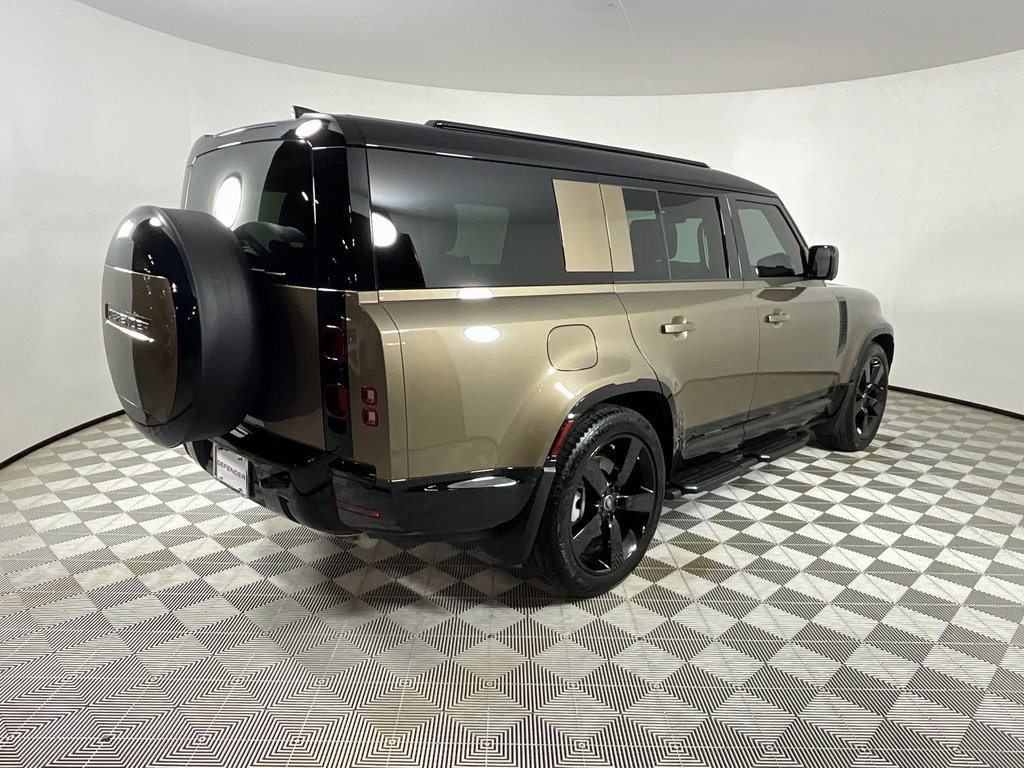 Used 2025 Land Rover Defender 130 X-Dynamic SE image 4
