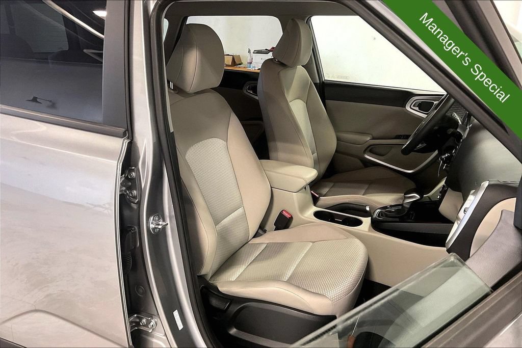 Used 2025 Kia Soul LX w/ LX Technology Package FWD image 9