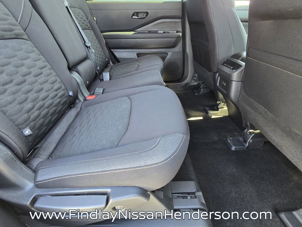 Used 2025 Nissan Pathfinder SV image 16