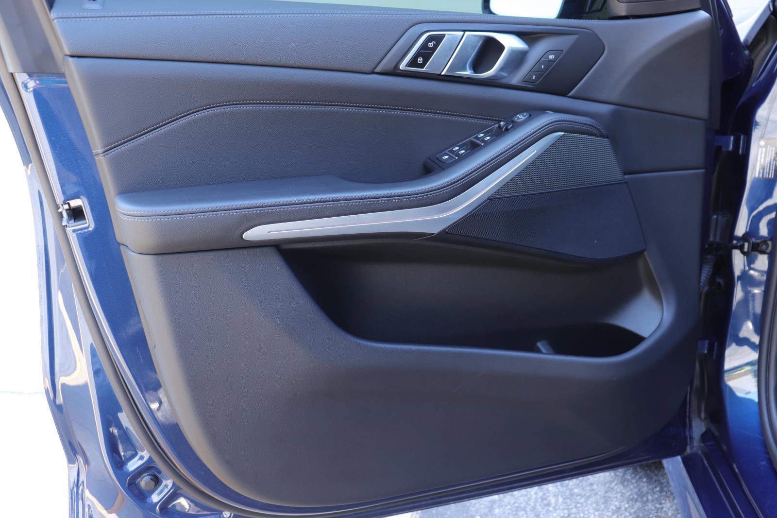 Used 2022 BMW X5 sDrive40i w/ M Sport Package image 9