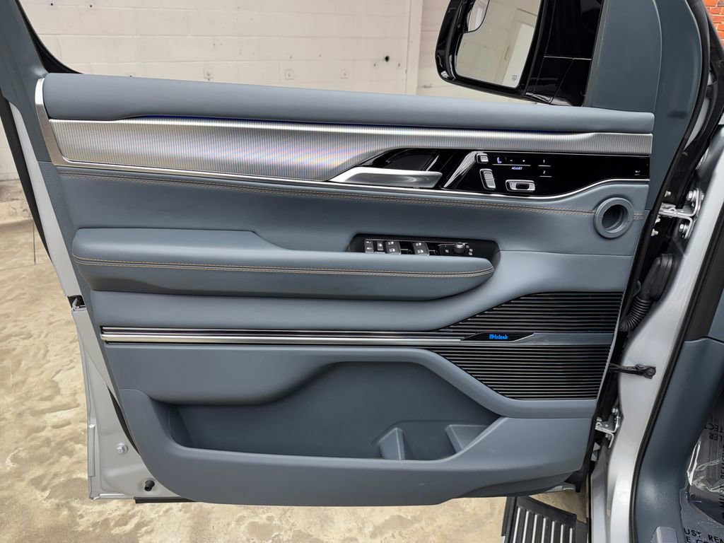 Used 2023 Jeep Grand Wagoneer Series II w/ Flexible Seating Group AWD/4WD image 11