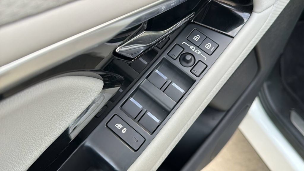 Used 2023 Land Rover Range Rover Evoque R-Dynamic S AWD/4WD image 11