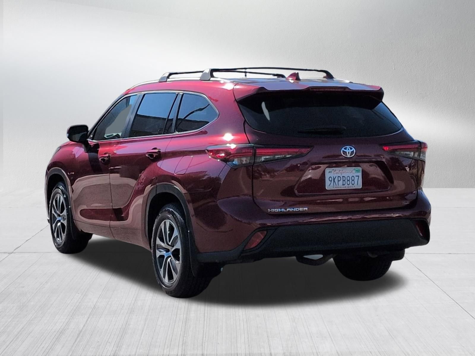 Used 2023 Toyota Highlander XLE image 3