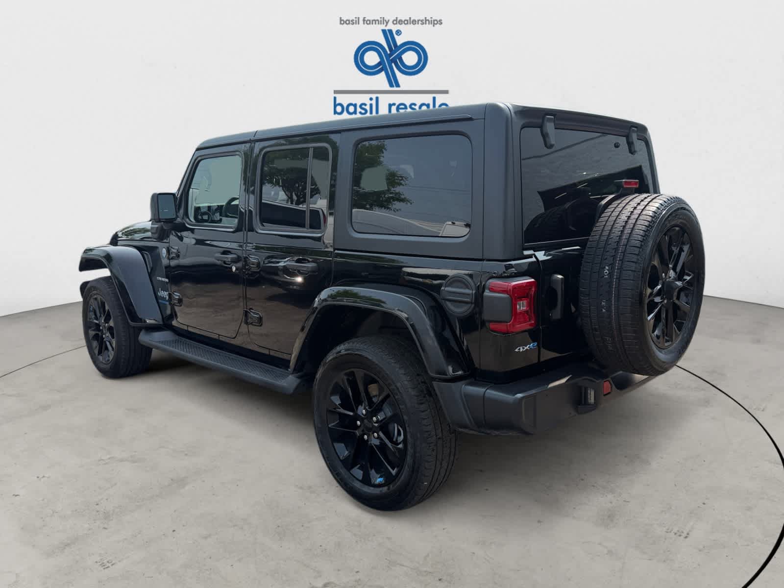 Used 2023 Jeep Wrangler Unlimited Sahara w/ Dual Top Group AWD/4WD image 4