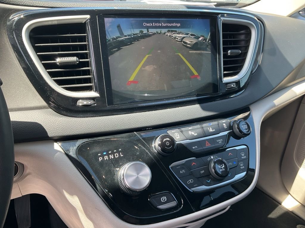 Used 2023 Chrysler Pacifica Touring-L image 10