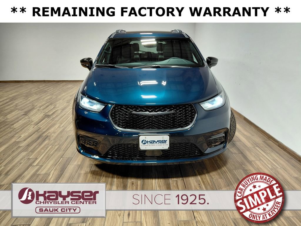 Used 2025 Chrysler Pacifica Limited w/ Trailer Tow Group AWD/4WD image 3