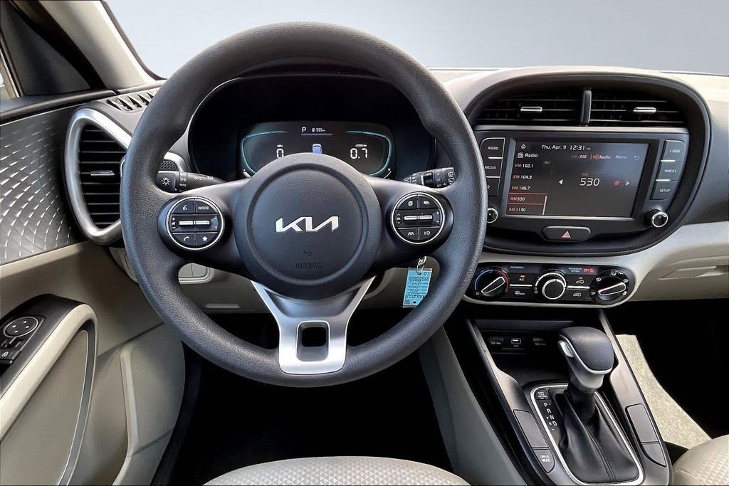 Used 2025 Kia Soul LX w/ LX Technology Package FWD image 9