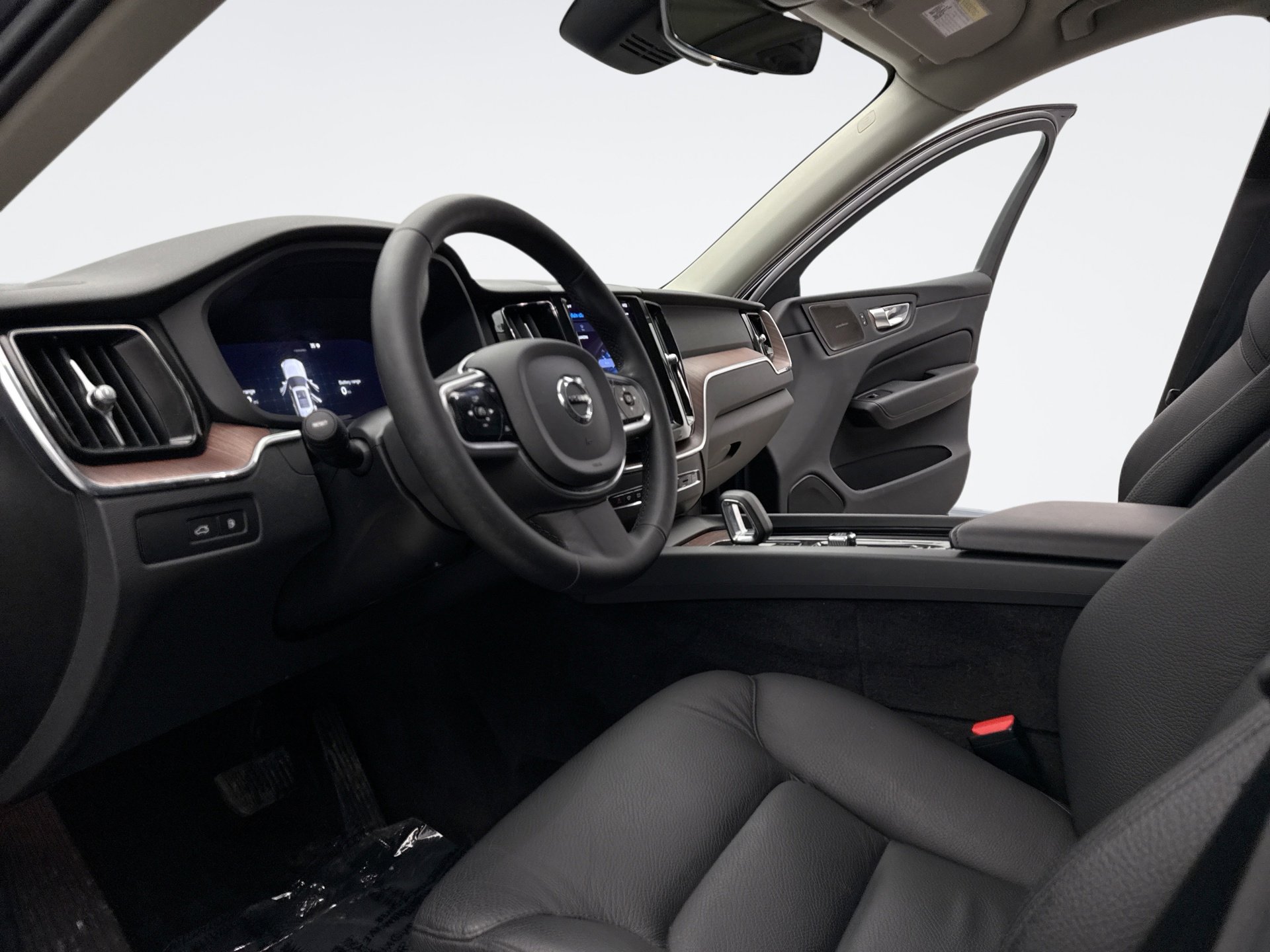 Used 2023 Volvo XC60 T8 Plus w/ Climate Package image 10