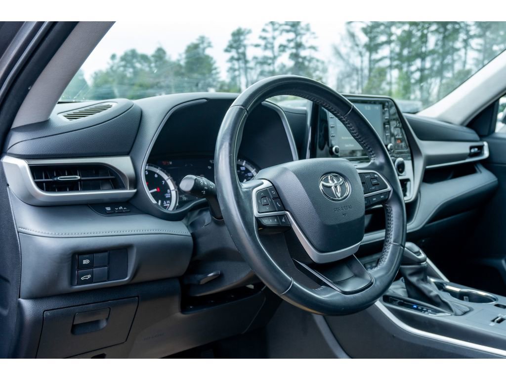 Used 2022 Toyota Highlander XLE image 10