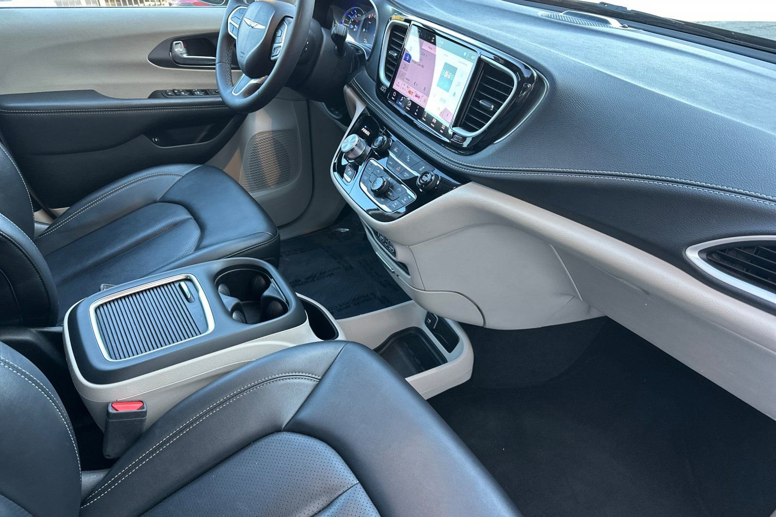 Used 2024 Chrysler Pacifica Select image 20