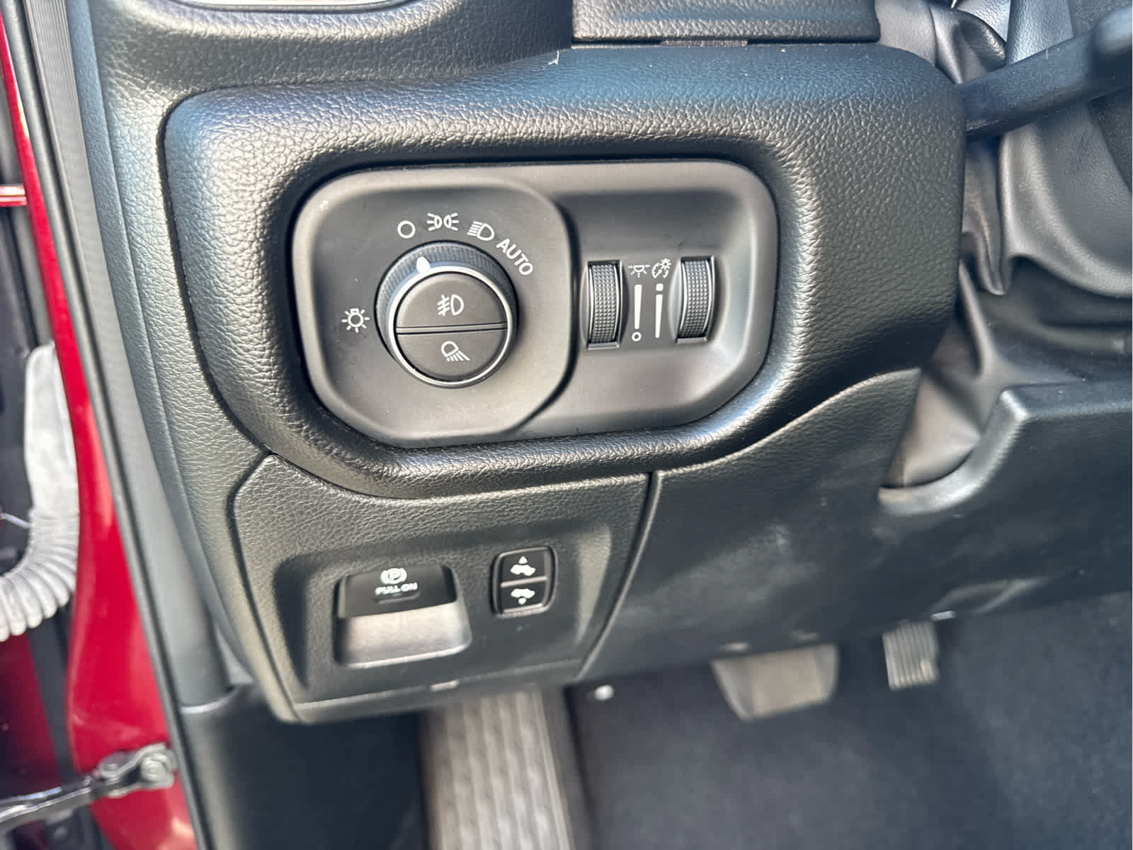 Used 2025 RAM 1500 Laramie AWD/4WD image 34