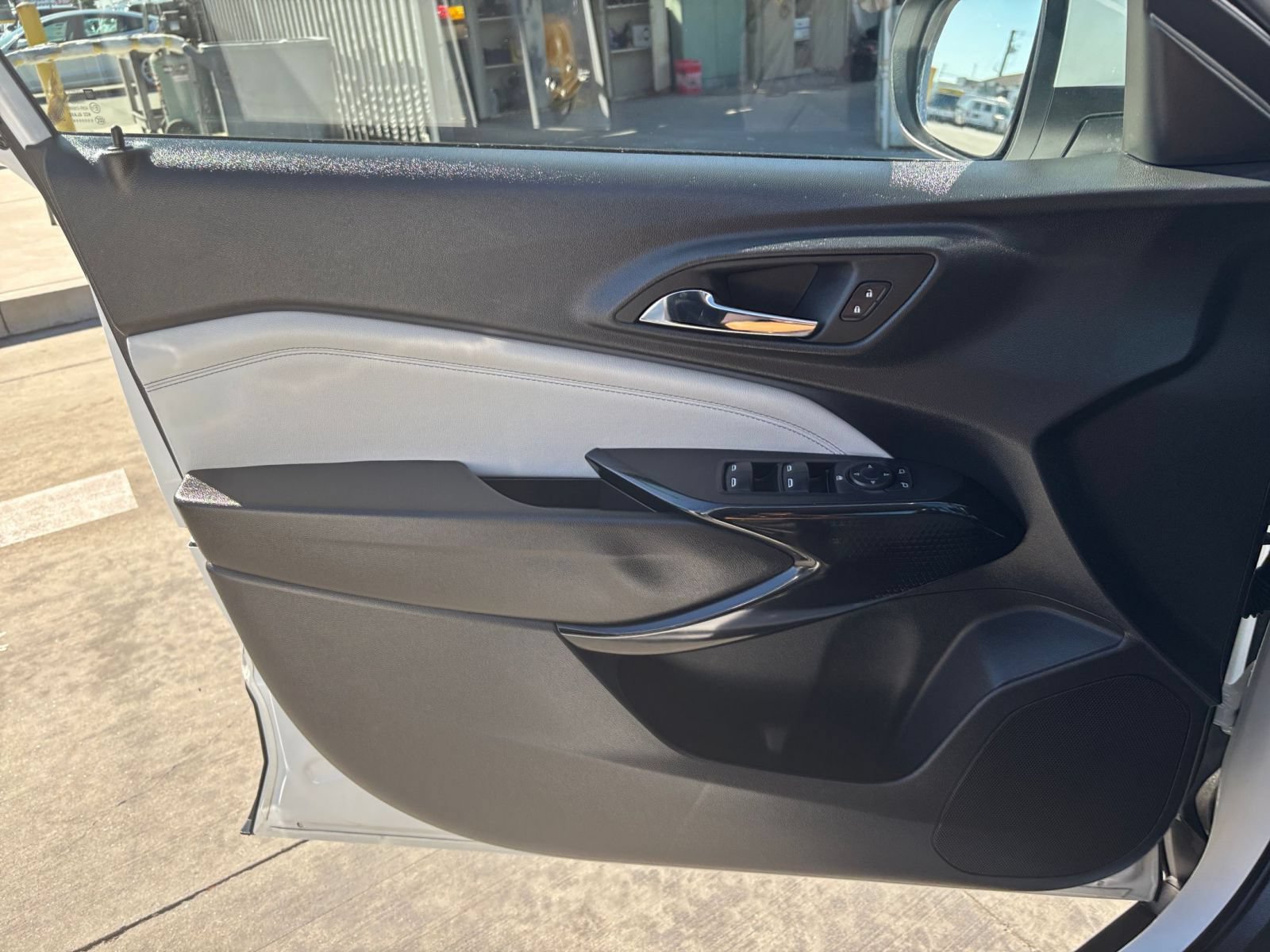 Used 2025 Chevrolet Trax LT w/ LT Convenience Package FWD image 18