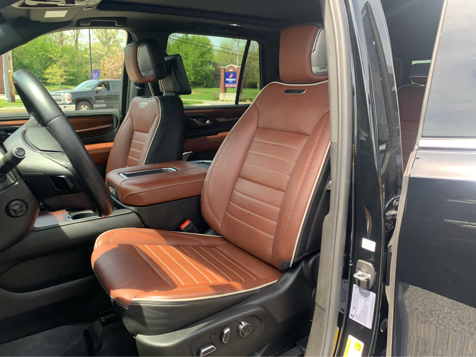 Used 2024 GMC Yukon Denali Ultimate AWD/4WD image 13