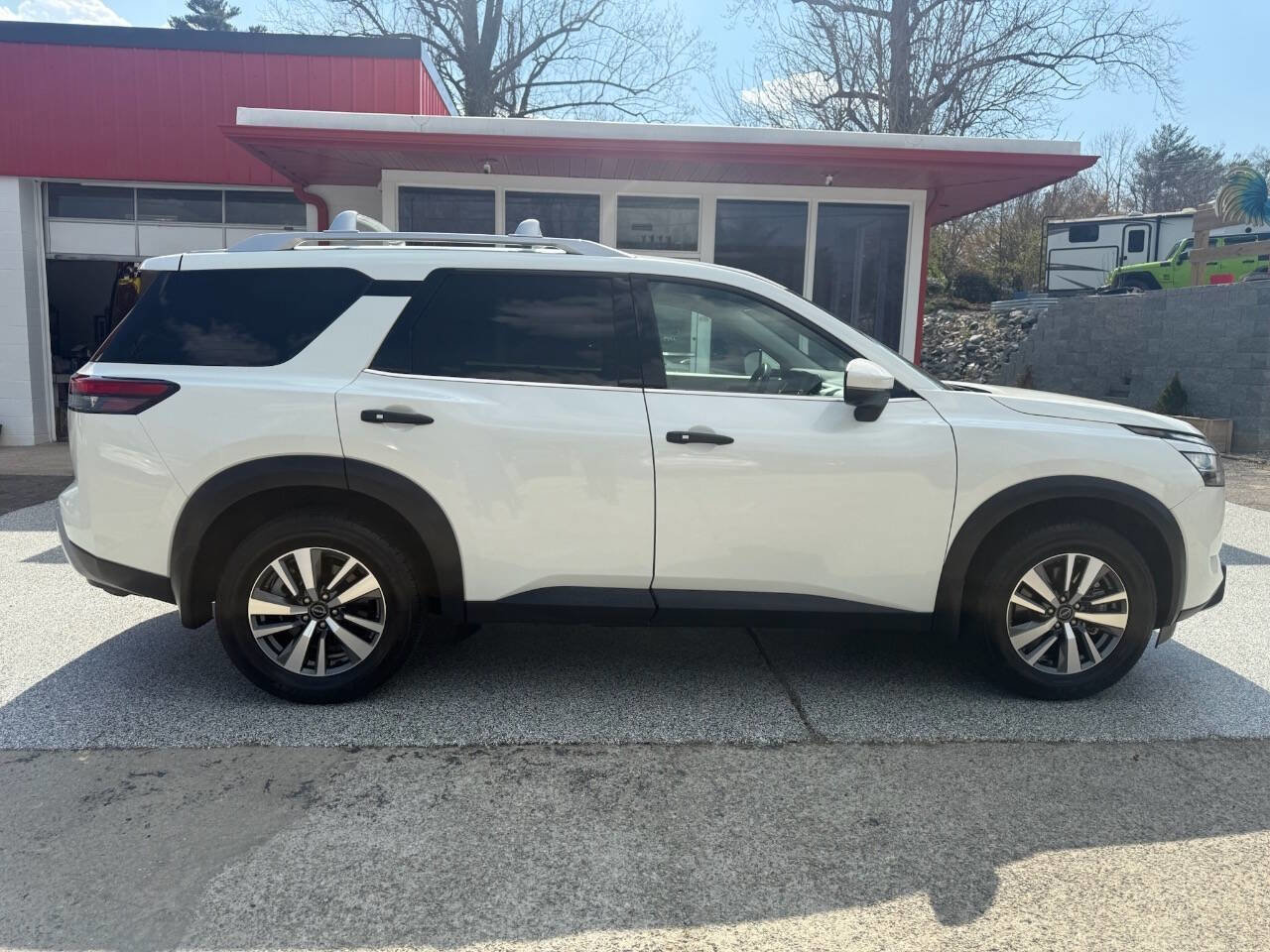 Used 2023 Nissan Pathfinder SL image 13