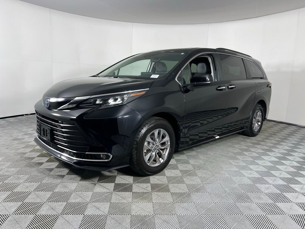 Used 2024 Toyota Sienna XLE image 10
