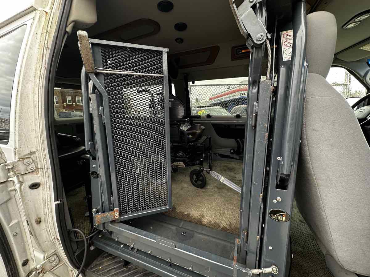 Used 2009 Ford E-150 and Econoline 150 XLT image 13