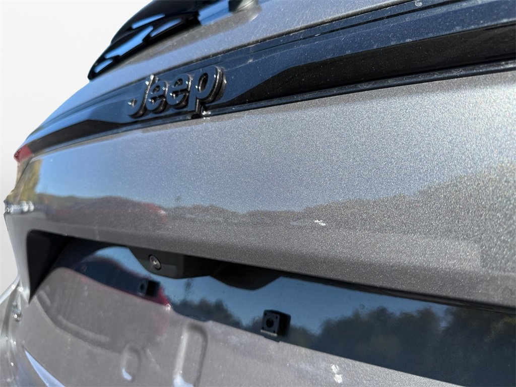 New 2025 Jeep Grand Cherokee Altitude image 17