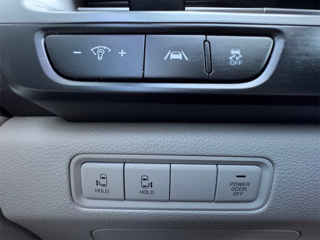 Used 2022 Kia Carnival LX image 27