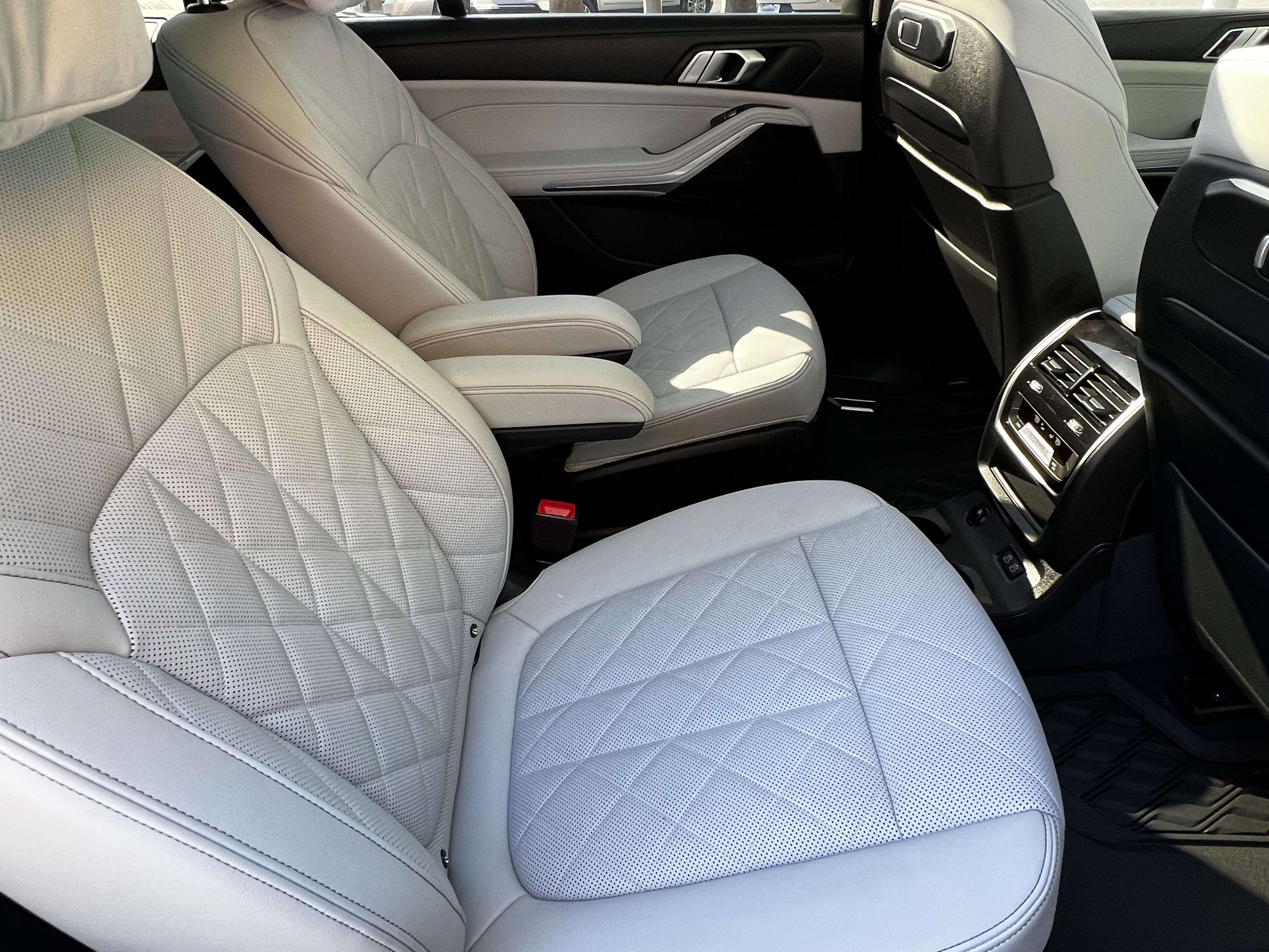 Used 2024 BMW X7 xDrive40i w/ Parking Assistance Package image 41