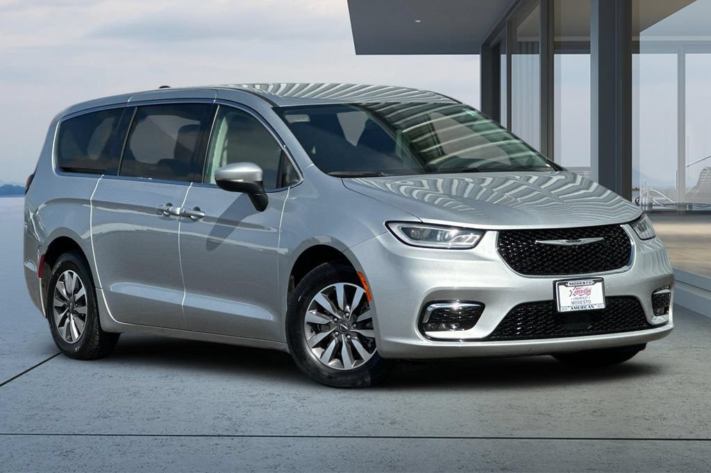 Used 2023 Chrysler Pacifica Touring-L FWD image 2