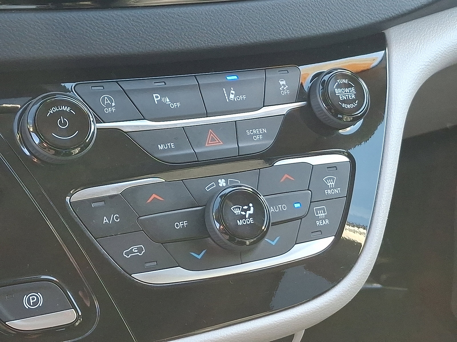 Used 2024 Chrysler Pacifica Touring-L FWD image 16