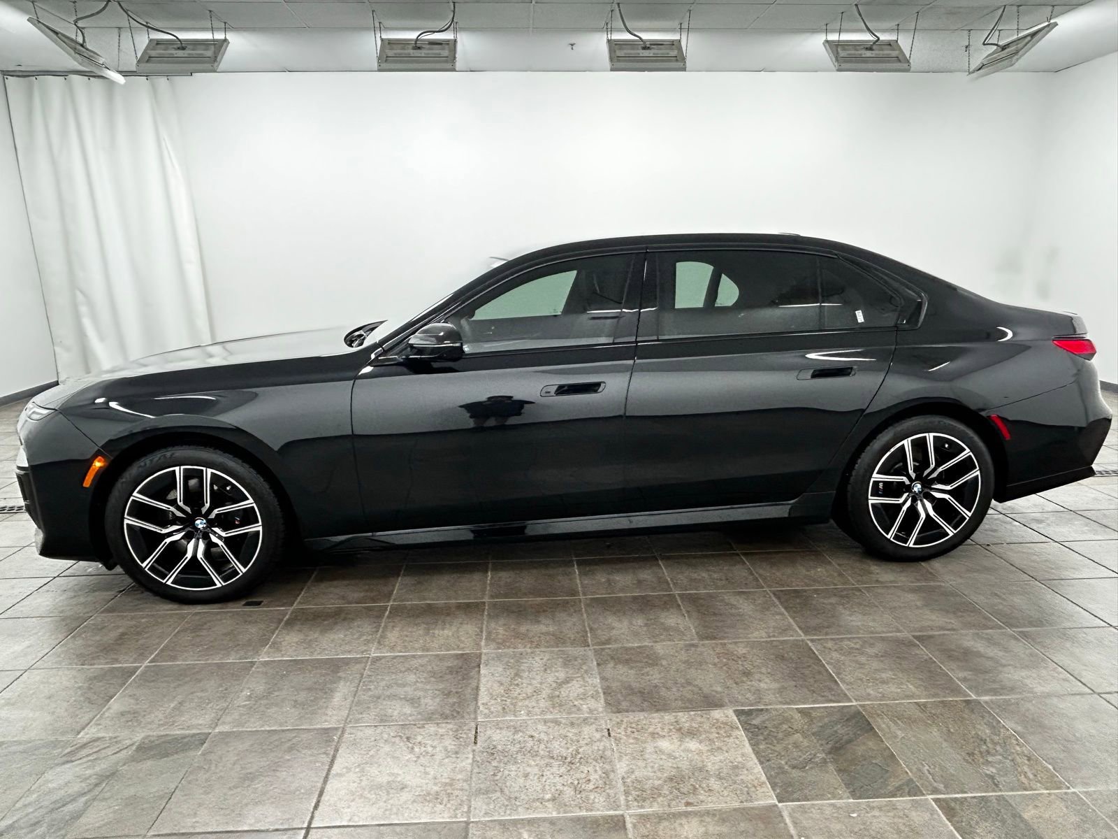 Used 2024 BMW 740i xDrive image 2