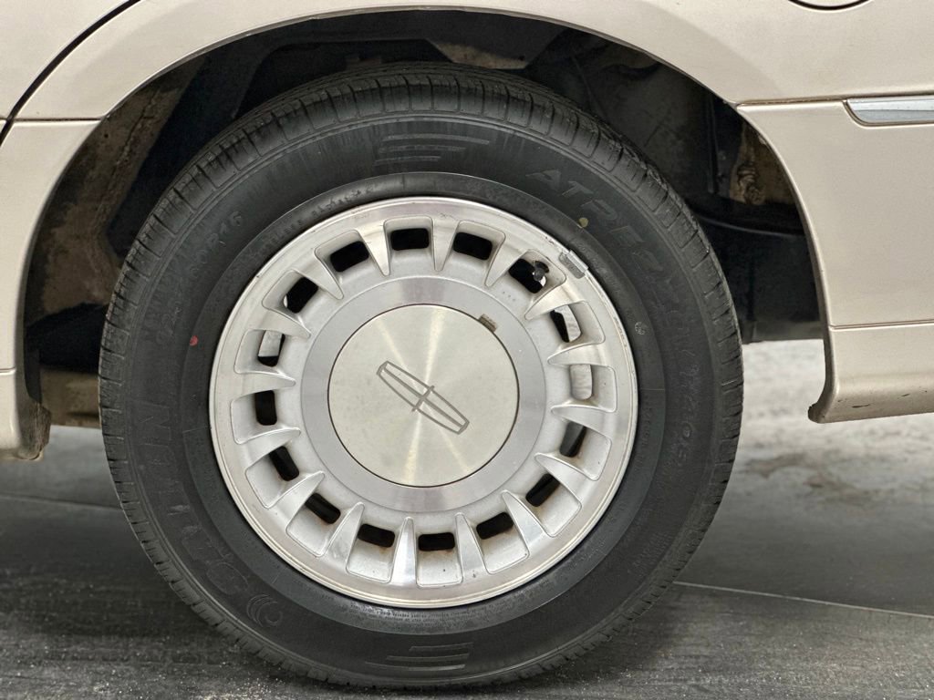 Used 2001 Lincoln Town Car Executive image 24