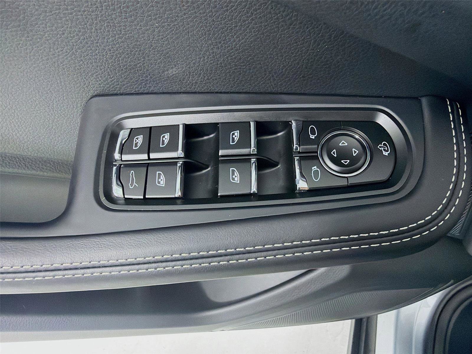 Certified 2025 Porsche Macan image 8