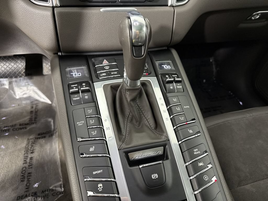 Certified 2017 Porsche Macan AWD/4WD image 32