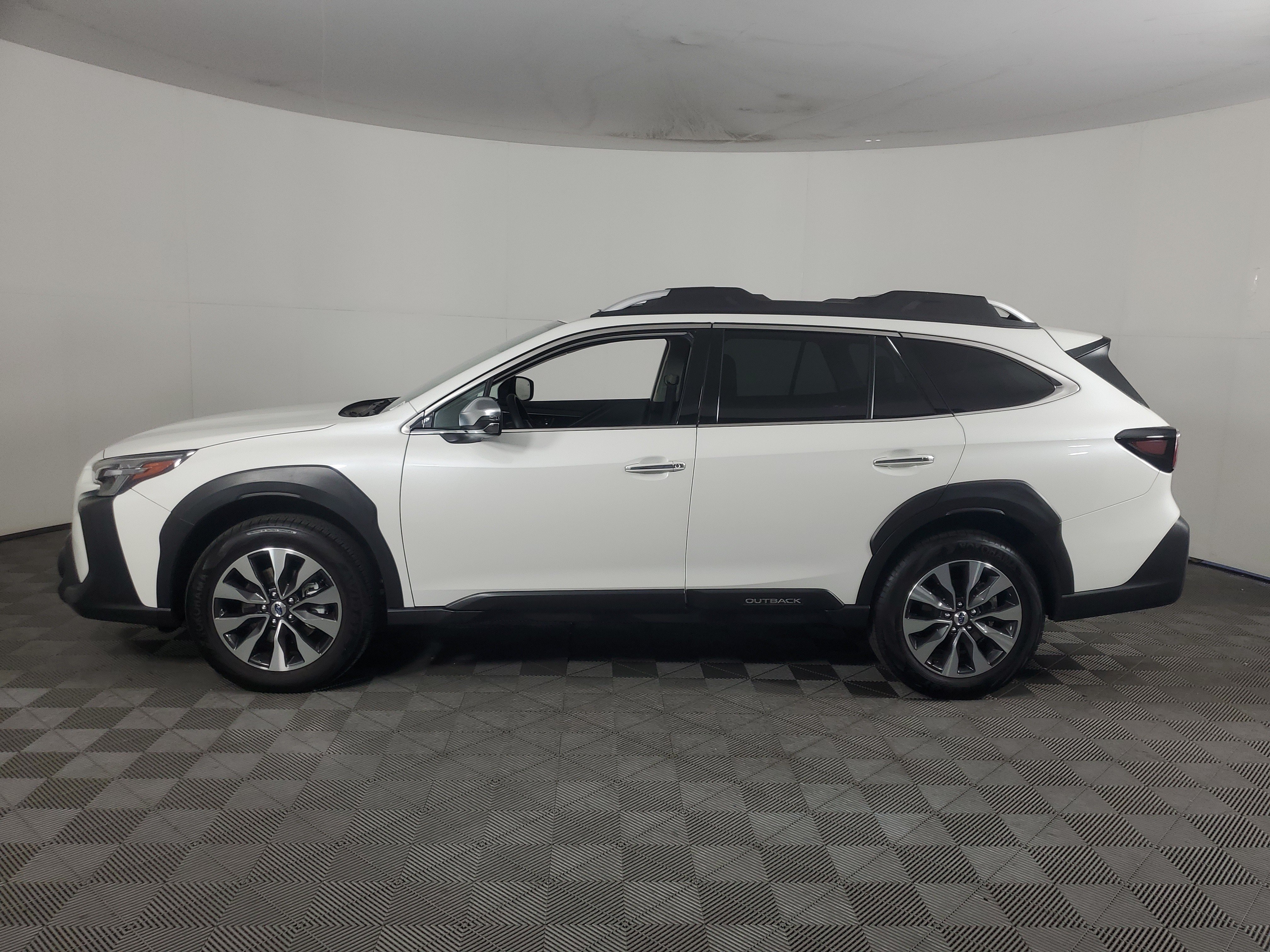 Used 2025 Subaru Outback Touring XT w/ Tech Package 2 AWD/4WD image 7