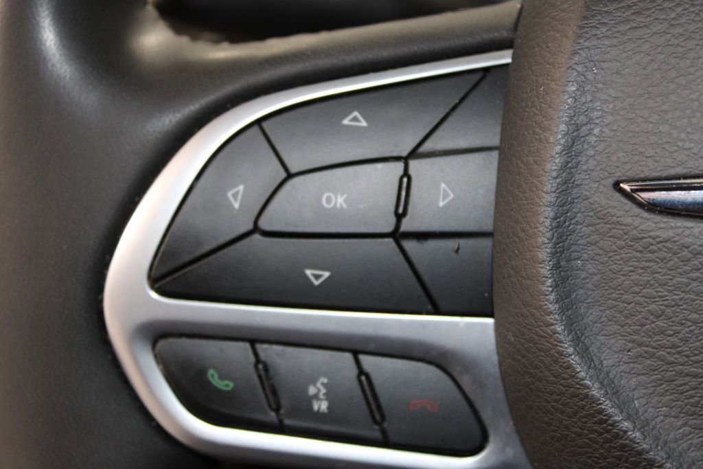 Used 2024 Chrysler Pacifica Touring-L FWD image 22