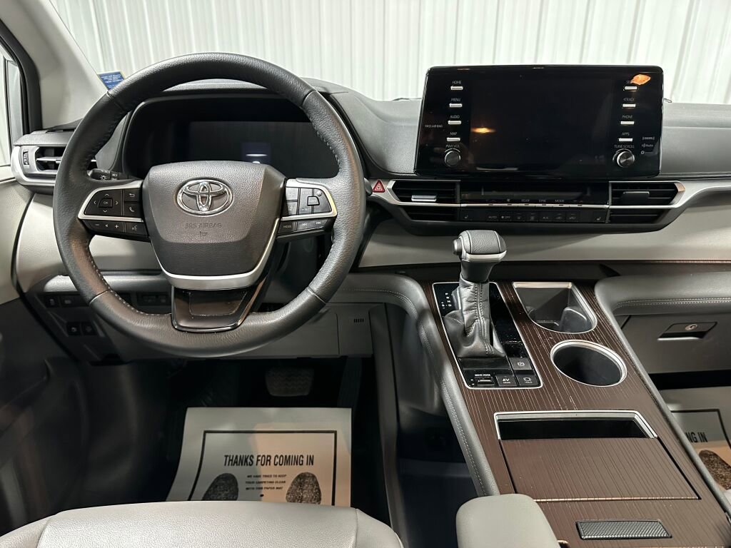 Used 2022 Toyota Sienna XLE image 9