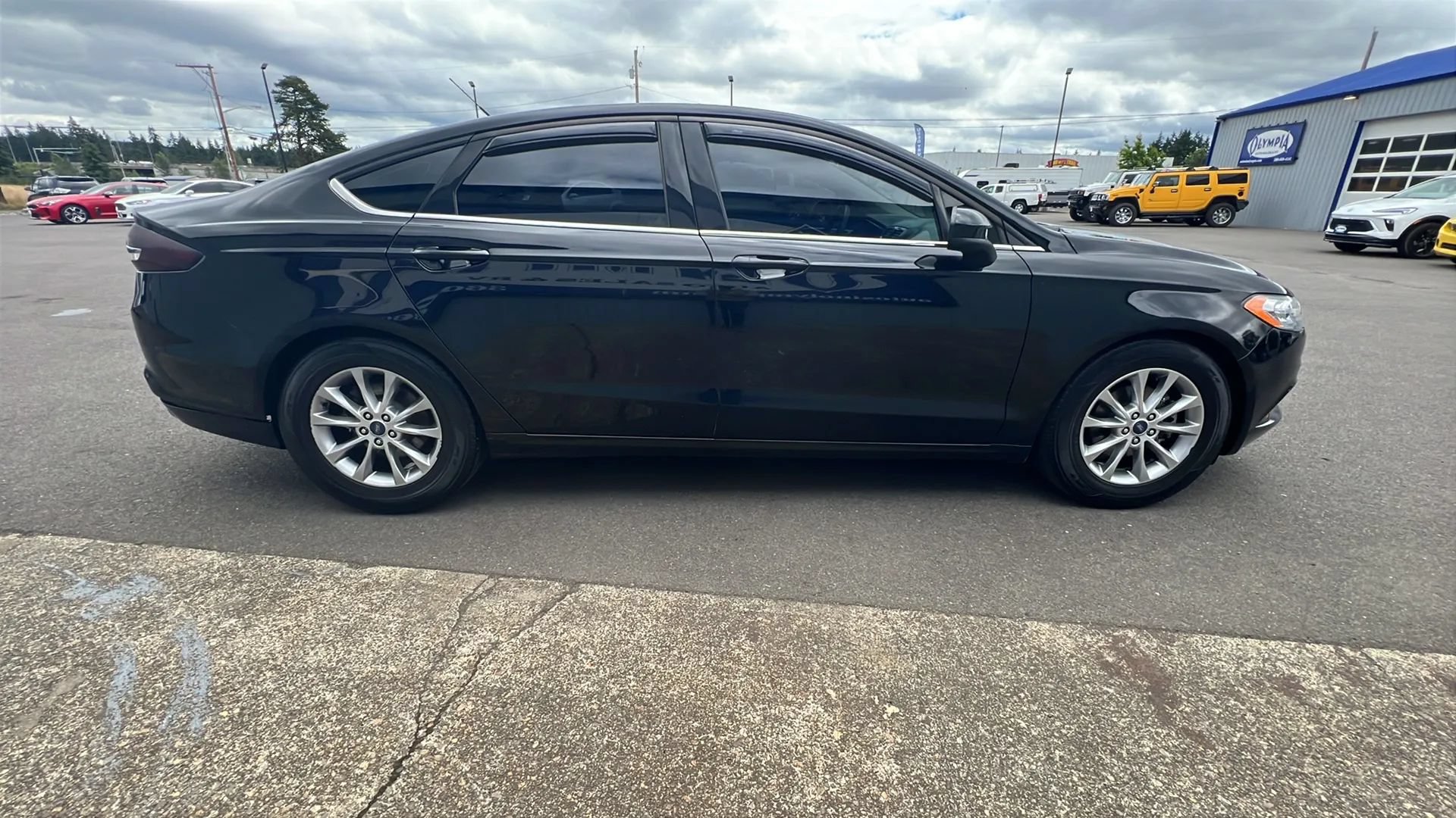 Used 2017 Ford Fusion SE FWD image 4