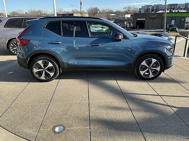 Certified 2025 Volvo XC40 B5 Plus AWD/4WD image 7
