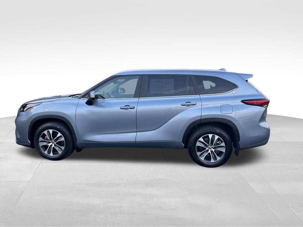 Used 2023 Toyota Highlander XLE AWD/4WD image 3