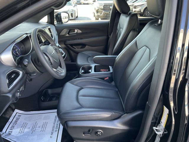 Used 2025 Chrysler Pacifica Select image 13