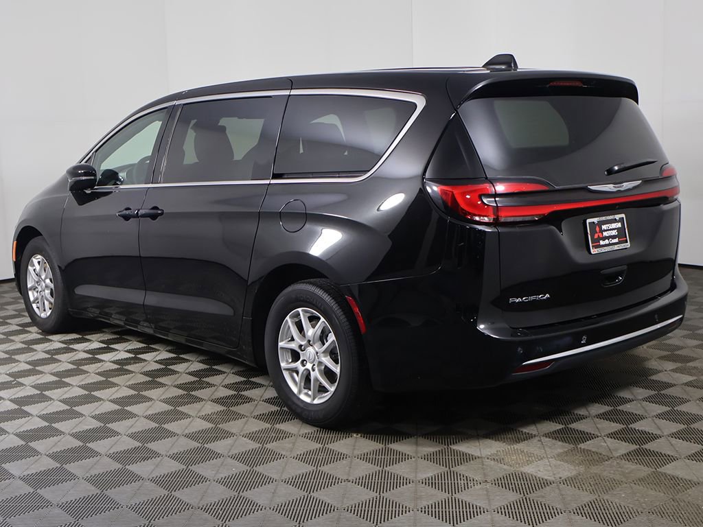 Used 2025 Chrysler Pacifica Select image 18