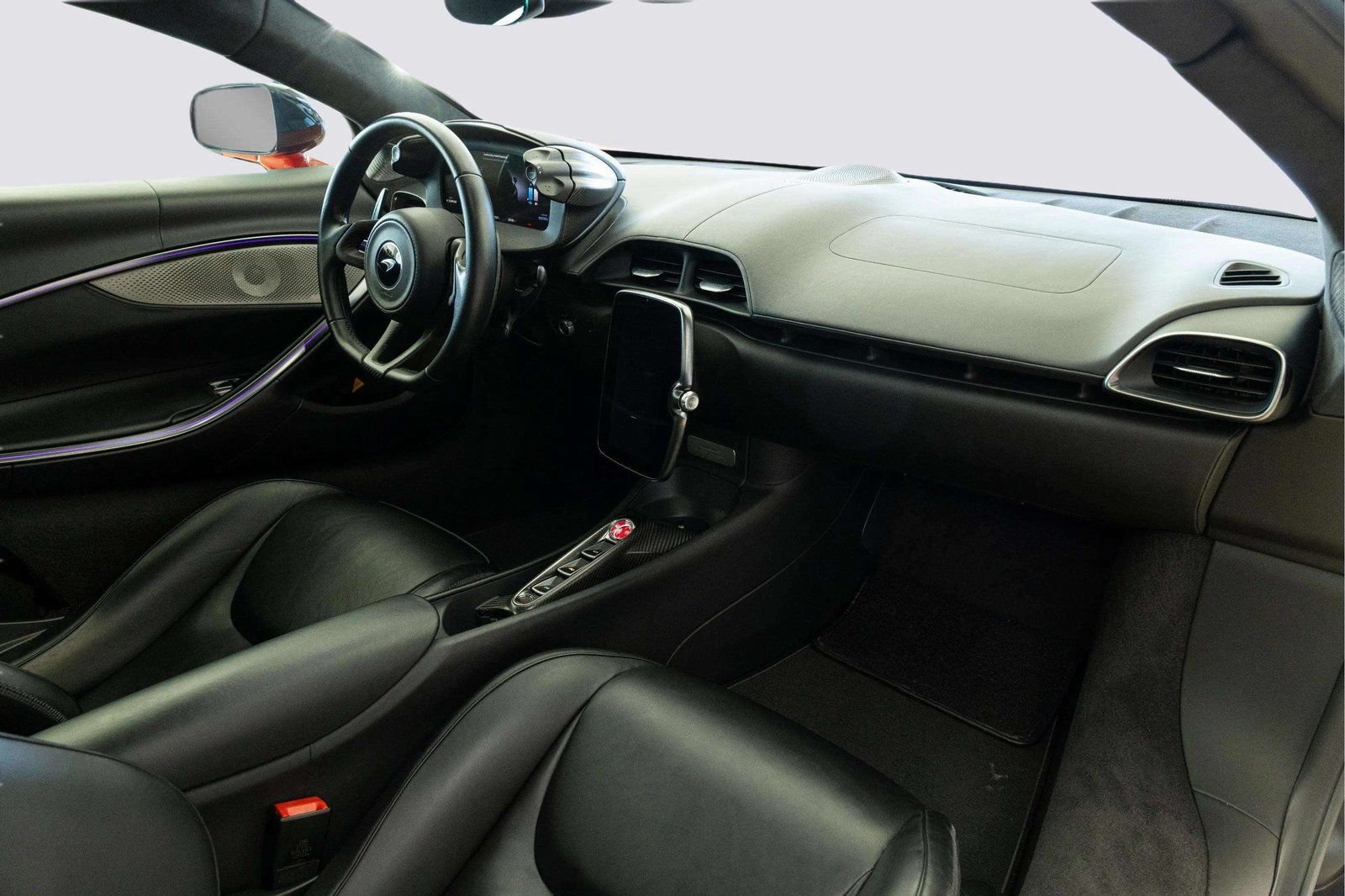 Used 2023 McLaren Artura RWD image 27