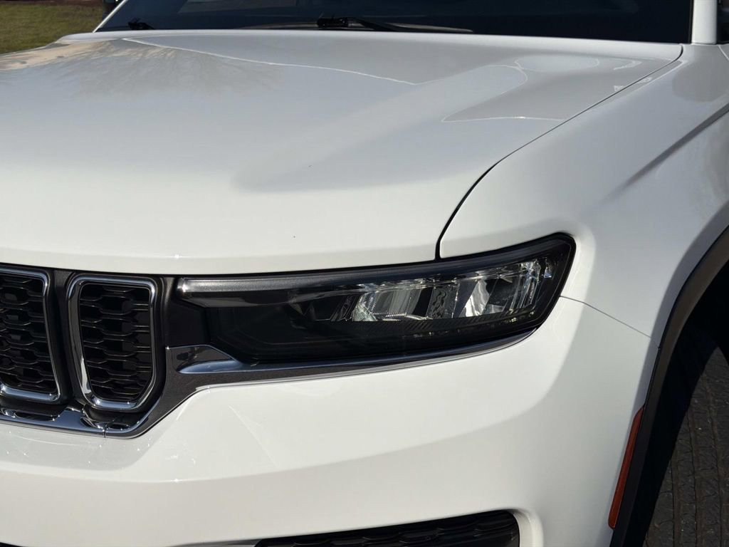 Used 2024 Jeep Grand Cherokee Laredo image 10