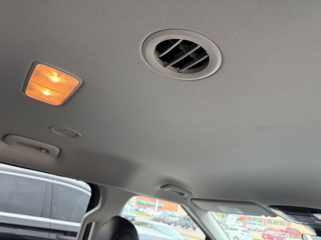 Used 2025 Kia Carnival FWD image 17