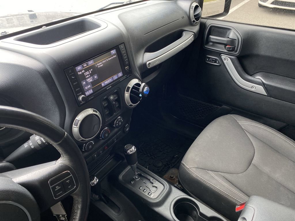 Used 2018 Jeep Wrangler Unlimited Sahara AWD/4WD image 7