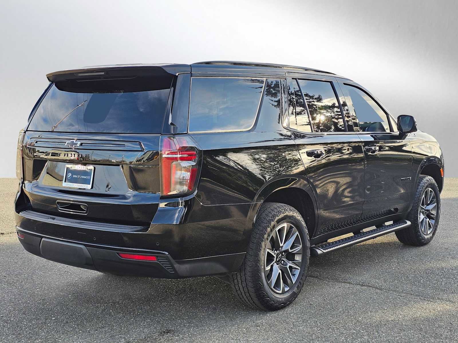 Used 2024 Chevrolet Tahoe Z71 w/ Luxury Package image 3