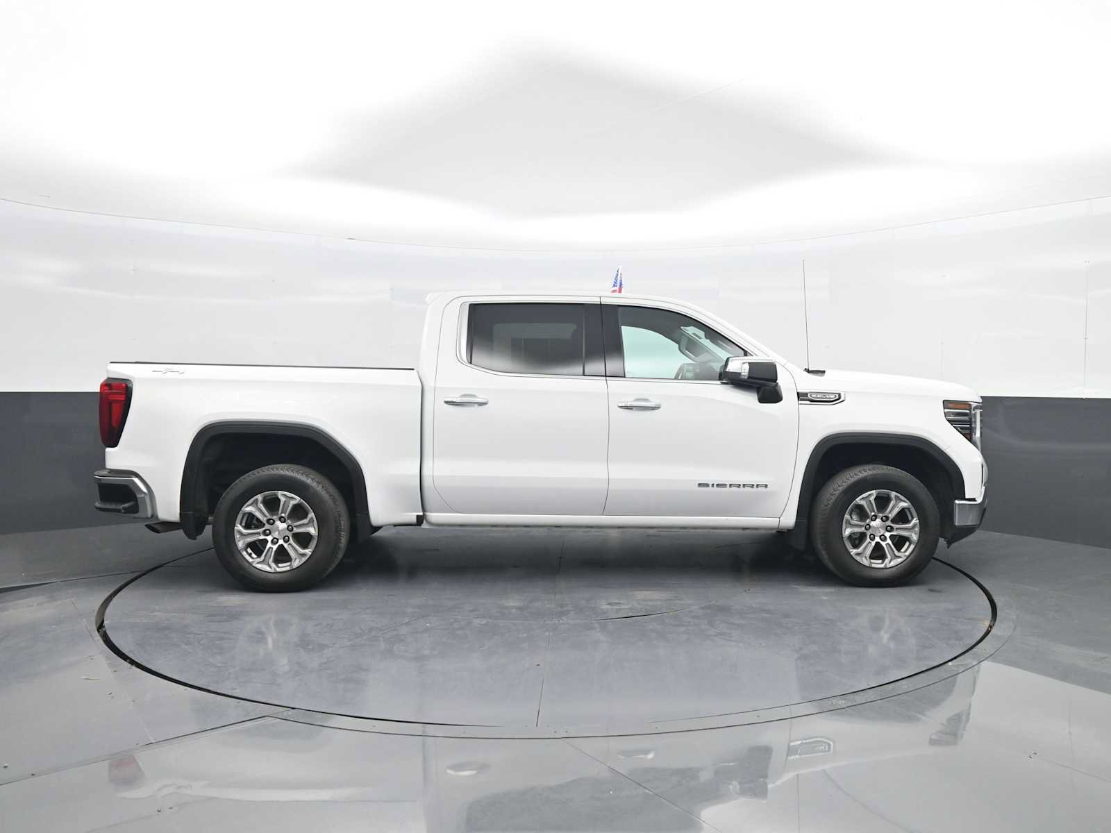 Used 2024 GMC Sierra 1500 SLT AWD/4WD image 9