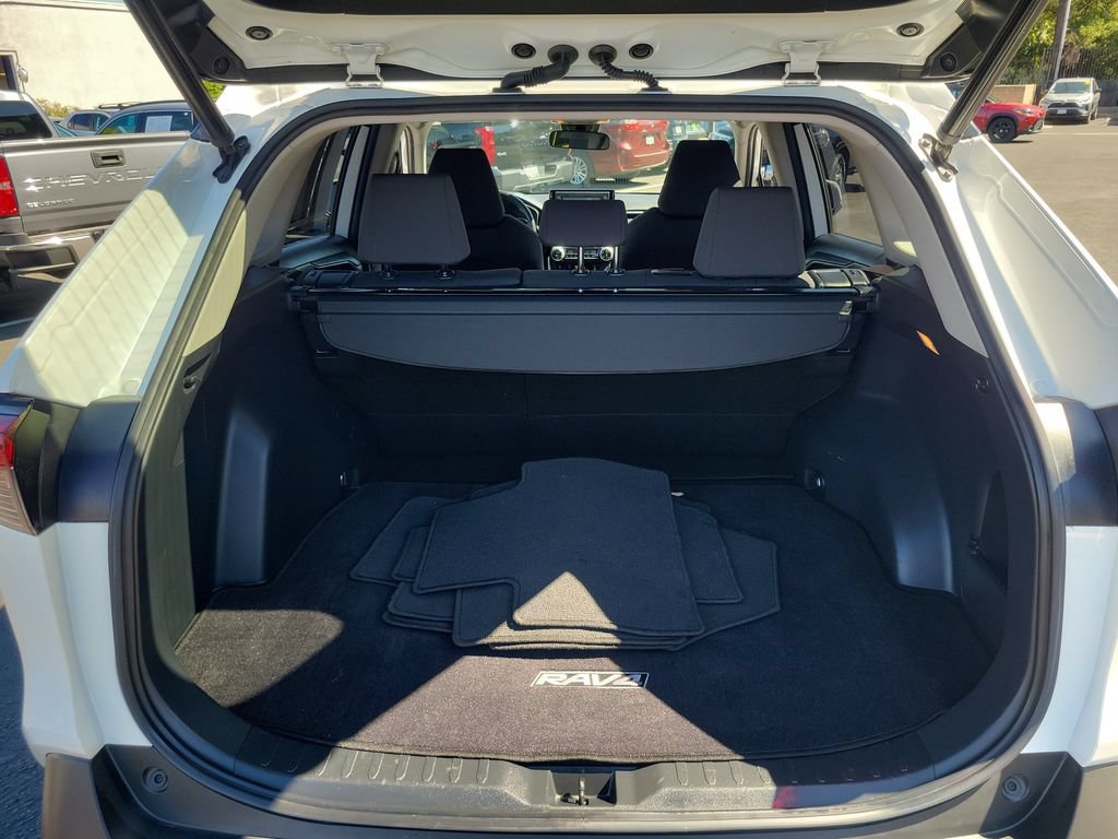 Used 2019 Toyota RAV4 XLE w/ Convenience Package FWD image 12