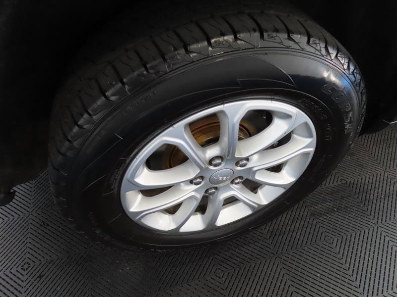 Used 2021 Jeep Grand Cherokee Laredo image 8