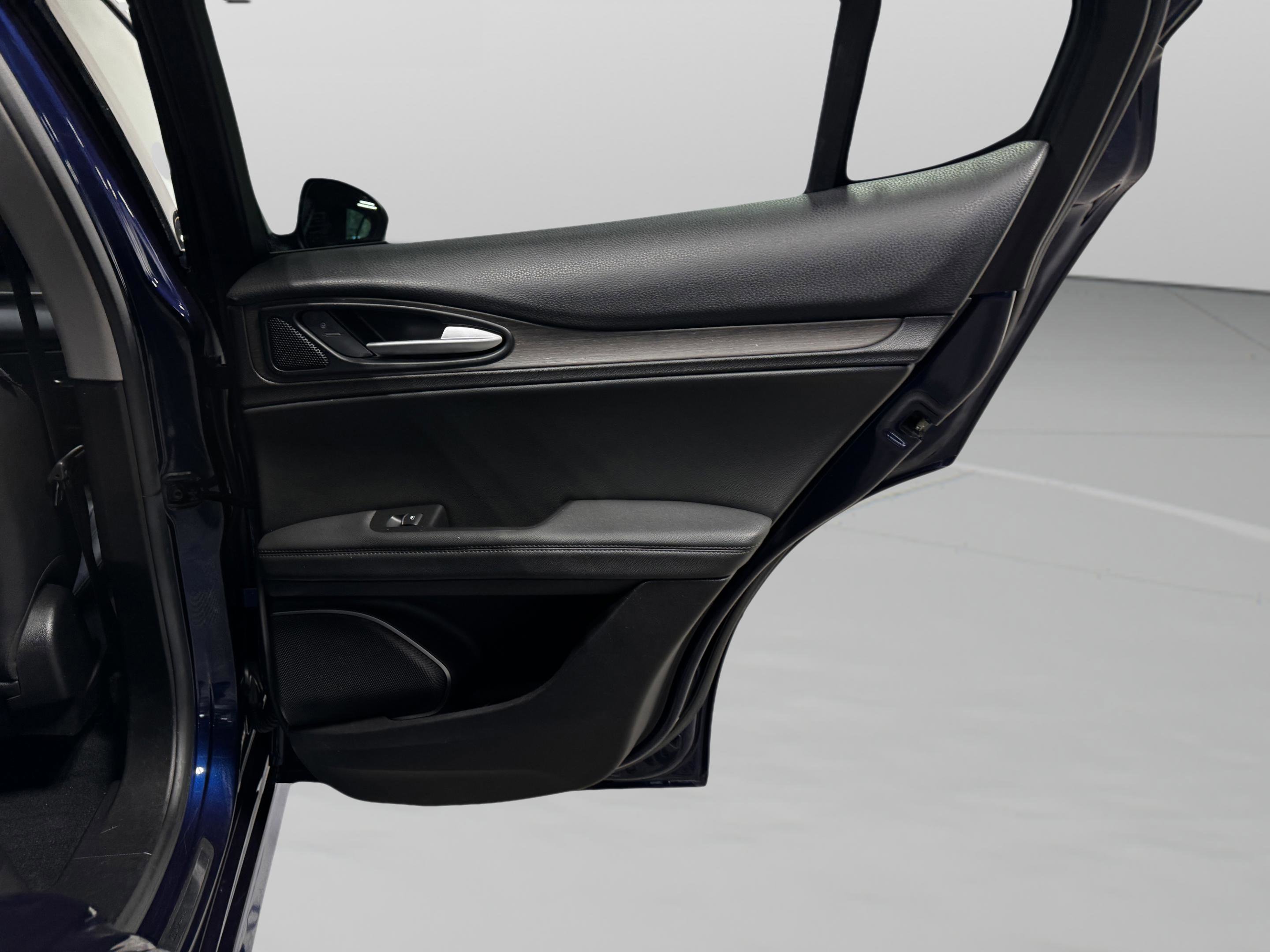 Used 2020 Alfa Romeo Stelvio Ti w/ Nero Edizione image 16