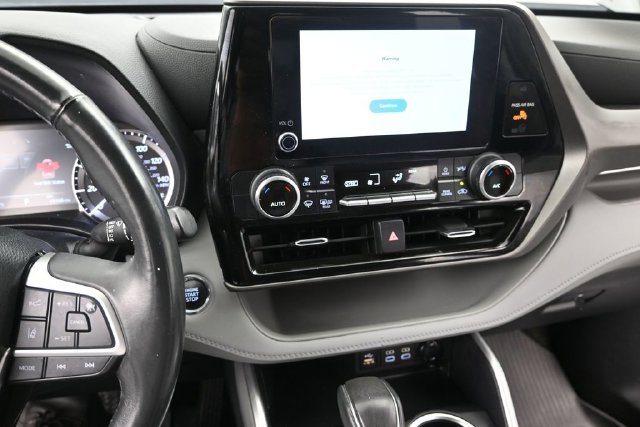 Used 2023 Toyota Highlander LE AWD/4WD image 26