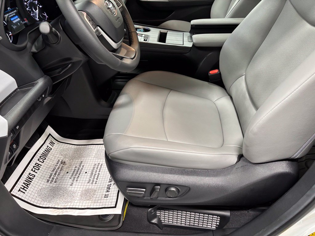 Used 2026 Toyota Sienna XLE AWD/4WD image 13